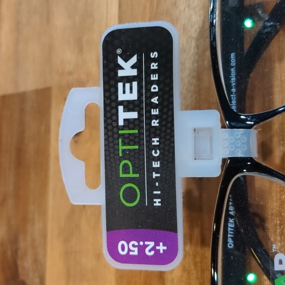 NWT Optitek Hi-Tech readers +2.50 - Picture 2 of 11